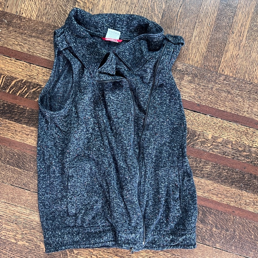 Vest with epaulettes and zipper